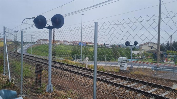 Adif invierte más de 975.000 euros en nuevos vallados ferroviarios en Avilés y Corvera