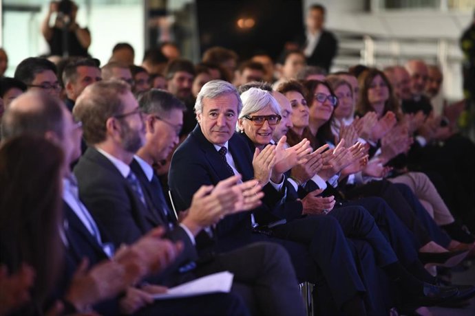 El presidente de Aragón, Jorge Azcón (c), durante el acto de inicio oficial de la producción del Leapmotor B10 en la planta de Stellantis, a 16 de octubre de 2026, en Figueruelas, Zaragoza, Aragón (España). El Leapmotor B10 es un nuevo SUV 100% eléctrico,