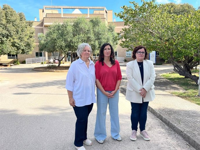 La candidata a la presidencia del Consell de Mallorca, Amanda Fernández, y la portavoz socialista en el Ayuntamiento de Felanitx, María Gracia González, en la residencia Bartomeu Quetglas, en Felanitx.
