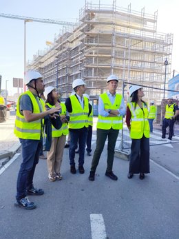 Visita del presidente de la Xunta, Alfonso Rueda, en una visita a las viviendas públicas en construcción en el barrio vigués de Navia, a 14 de octubre de 2026.