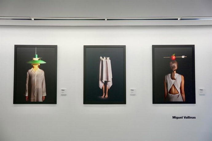 Algunas de las obras que forman parte de la exposición 'Espacio Cero' en la sala del Teatro Zorrilla.