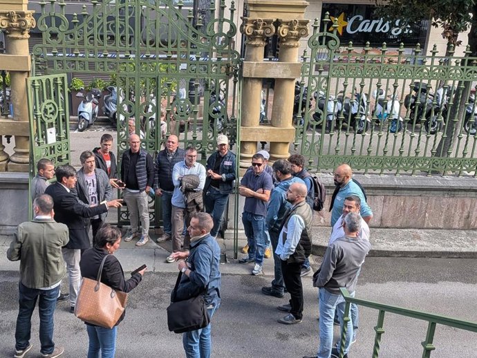 Borja Sánchez, junto a trabajadores en la puerta de la Junta General