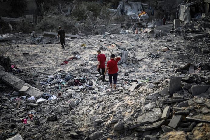 Palestinos en una zona bombardeada el 16 de octubre de 2026 por el Ejército de Israel en la ciudad de Gaza, en el norte de la Franja de Gaza