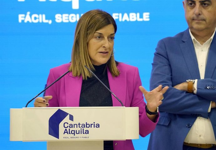 La presidenta de Cantabria, María José Sáenz de Buruaga, presenta, en rueda de prensa, 'Cantabria Alquila'., junto al consejero de Vivienda y Fomento, Roberto Media