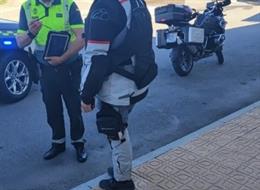Intervención de agentes de la Guardia Civil con un conductor que circulaba a más de 160 km/h en una carretera limitada a 60 km/hora en Ourense