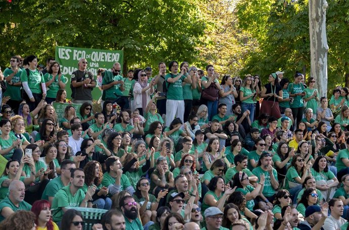 Numerosas personas durante la celebración de una asamblea abierta de profesorado con motivo de la huelga educativa, a 16 de octubre de 2026, en Madrid (España). Este encuentro está diseñado como un espacio de debate, intercambio y organización para los do