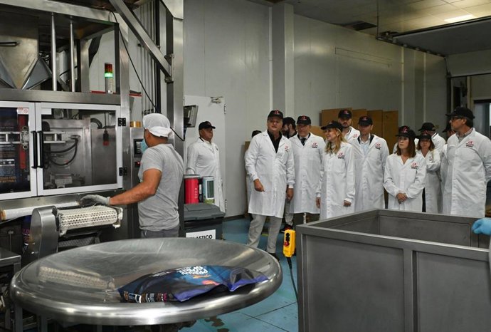 La consejera de Economía, Hacienda, Portavocía, Fondos Europeos y Transformación Digital, Marisa López Aragón, junto al alcalde de Lorca, Fulgencio Gil, y el director general del Icref, Daniel Giner, durante la visita