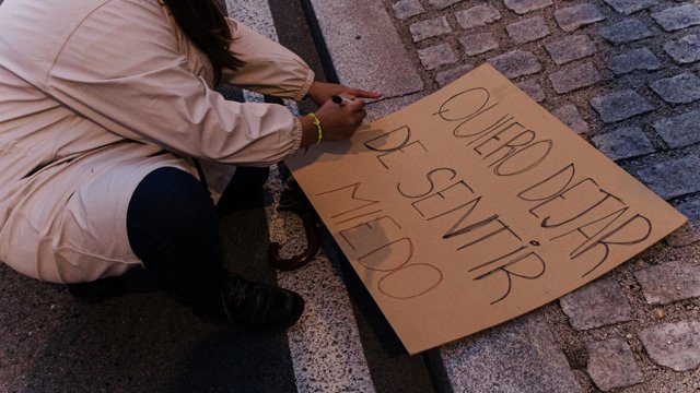 Archivo - Una mujer pinta un cartel durante la manifestación convocada por el Movimiento Feminista de Madrid por el Día Internacional de la Mujer, a 8 de marzo de 2024, en Madrid (España).