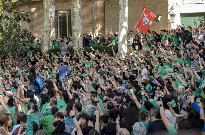 Numerosas personas durante la celebración de una asamblea abierta de profesorado con motivo de la huelga educativa, a 16 de octubre de 2026, en Madrid (España). Este encuentro está diseñado como un espacio de debate, intercambio y organización para los do