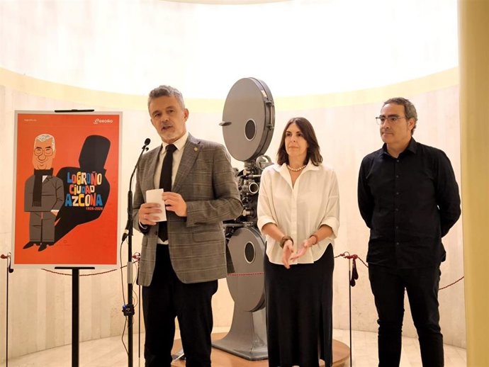 El alcalde de Logroño, Conrado Escobar, junto con la concejala de Cultura, Rosa Fernández, y el director de la Banda de Música de Logroño, José Ángel Cabezón, presenta 'Bailando con Azcona'