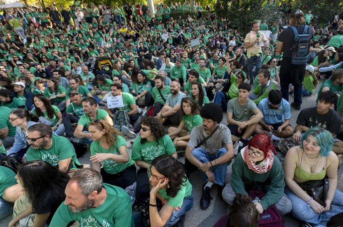 Numerosas personas durante la celebración de una asamblea abierta de profesorado con motivo de la huelga educativa, a 16 de octubre de 2026, en Madrid (España). 