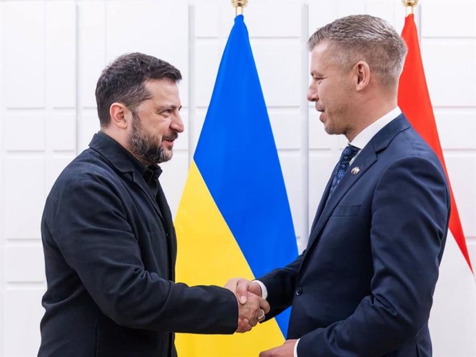 El presidente de Ucrania, Volodimir Zelenski, y el primer ministro de Hungría, Péter Magyar, en una reunión a los márgenes del Consejo Europeo que se celebra deste este jueves en Bruselas.