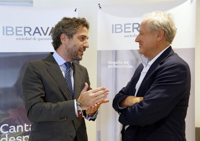 El presidente de Iberaval, César Pontvianne (izda), y el consejero de Industria, Empleo, Innovación y Comercio, Eduardo Arasti (derecha), antes del Consejo de Administración que la sociedad de garantía ha celebrado en el Centro Botín