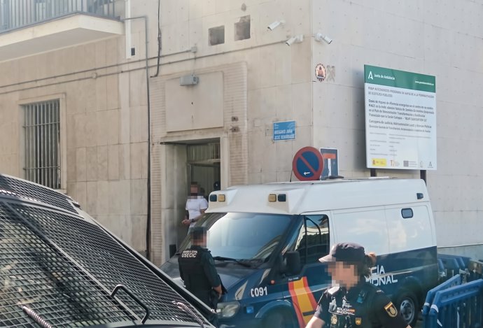 Momento en el que el acusado por el tiroteo de El Torrejón de 2024 sale de la Audiencia Provincial de Huelva en la jornada de constitución del jurado popular.