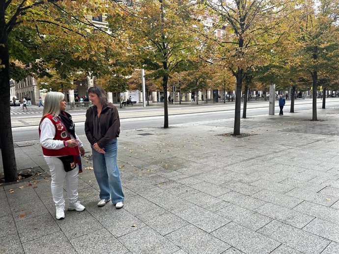 La portavoz del grupo municipal del PSOE en el Ayuntamiento de Zaragoza, Lola Ranera, y la concejal socialista, Eva Cerdán
