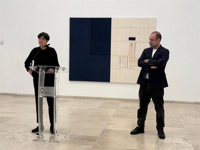 La artista vallisoletana, María Tinaut, acompañada por el director del Museo Patio Herreriano, Javier Hontoria.