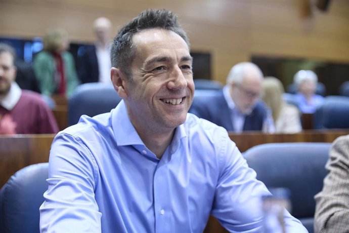 Archivo - El diputado de Más Madrid, Emilio Delgado, durante el pleno de la Asamblea de Madrid