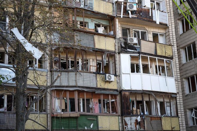 Archivo - Imagen de archivo de un edificio tras un ataque de Rusia en Ucrania.