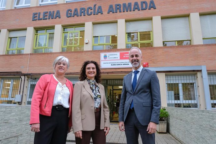 El consejero de Educación, Formación Profesional y Universidades, Sergio Silva, asiste al acto oficial de presentación del nuevo nombre del CIFP N°1 de Santander, con la presencia de Elena García Armada.