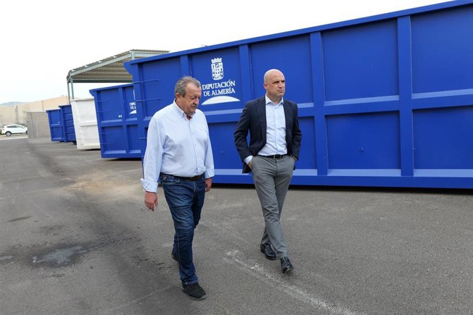 El presidente de la Diputación de Almería, José Antonio García Alcaina, y el alcalde de Pulpí, Juan Pedro García, durante su visita al punto limpio del polígono industrial del municipio.