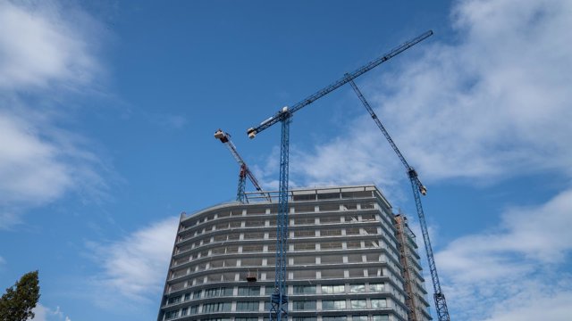 Archivo - Varias grúas en una zona de obras, a 31 de diciembre de 2022, en Barcelona, Cataluña (España). El último Índice de Actividad de la Construcción (IAC) indica una tendencia general plana o ligeramente a la baja en términos de actividad para Españ