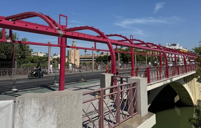 Vista desde Los Remedios del puente de San Telmo con las nuevas estructuras para los toldos