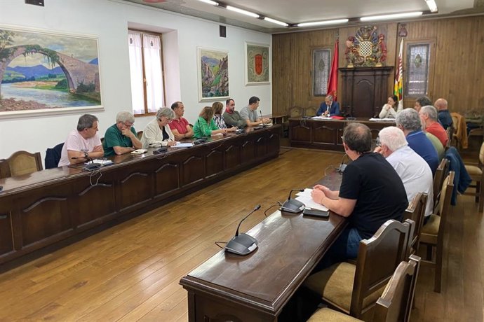 El consejero Chivite con las y los representantes municipales