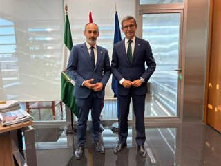 El consejero de Universidad, Industria, Energía e Innovación, Jorge Paradela (derecha), y el rector de la UHU, José Rodríguez.