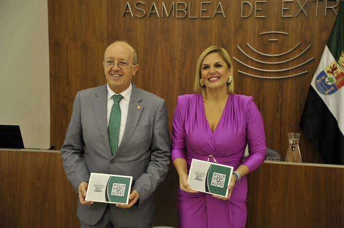 La consejera de Hacienda, Elena Manzano, entrega el proyecto de Ley de Presupuestos Generales de Extremadura para 2027 al vicepresidente primero de la Asamblea, Domingo Expósito