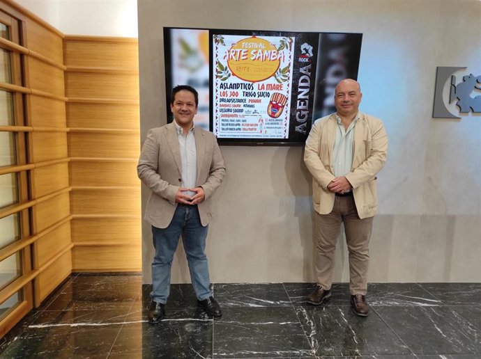 El delegado de Cultura, Gabriel Duque (dcha.), y el primer teniente de alcalde de Rute, Rafael García, en la presentación de 'Arte Samba'