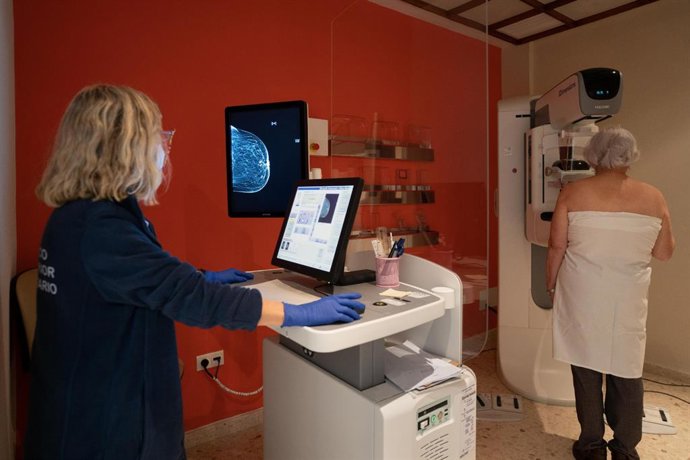 Una mujer se realiza una mamografía en el Hospital Reina Sofía de Córdoba.