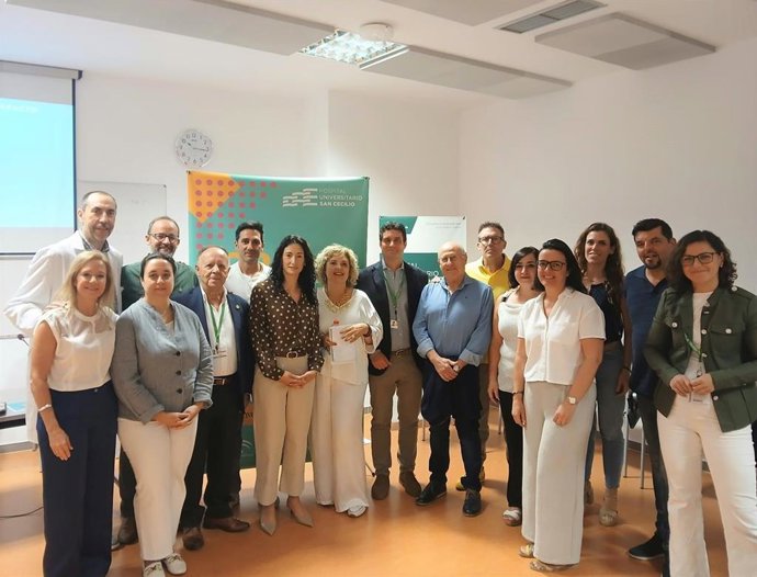 Medio centenar de profesionales del Hospital Clínico San Cecilio de Granada han participado en un Café Científico dedicado a analizar la evolución de la cirugía robótica en el centro desde una perspectiva multidisciplinar.