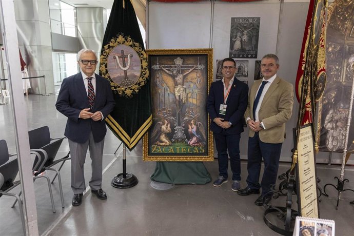 El presidente de la Diputación de Córdoba, Salvador Fuentes (izda.), en su visita a la Feria Cofrade.