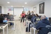 Foto: Gómez del Río subraya la necesidad de "avanzar en igualdad" en un encuentro con la Plataforma Romanés