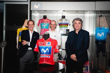 El ciclista Enric Mas ha entregado el maillot rojo como ganador de La Vuelta a España de 2026 al Museo de Telefónica.