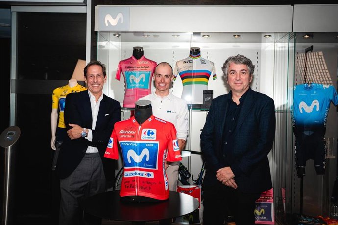 El ciclista Enric Mas ha entregado el maillot rojo como ganador de La Vuelta a España de 2026 al Museo de Telefónica.