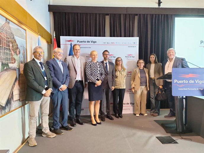 El presidente del Puerto de Vigo, Carlos Botana, y la directora de la EFCA, Susan Steele (centro), junto a representantes del sector pesquero y de la Agencia de Control de la Pesca, en la presentación de la jornada FishConTech.
