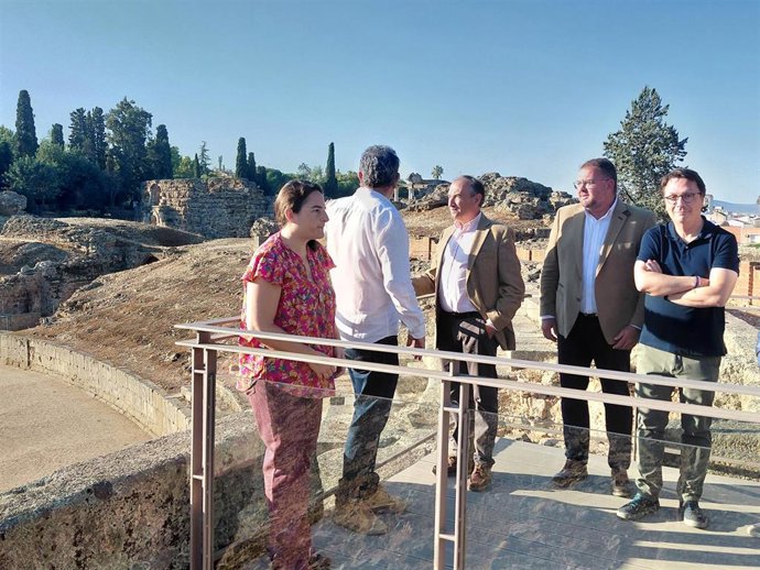 El consejero de Cultura, Laureano León, y el alcalde de Mérida, Antonio Rodríguez Osuna, visitan el anfiteatro