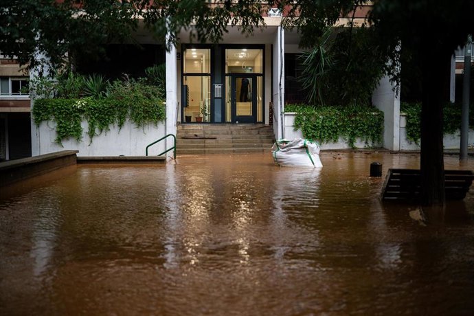 Archivo - Una calle inundada en el barrio de Nou Barris en Barcelona