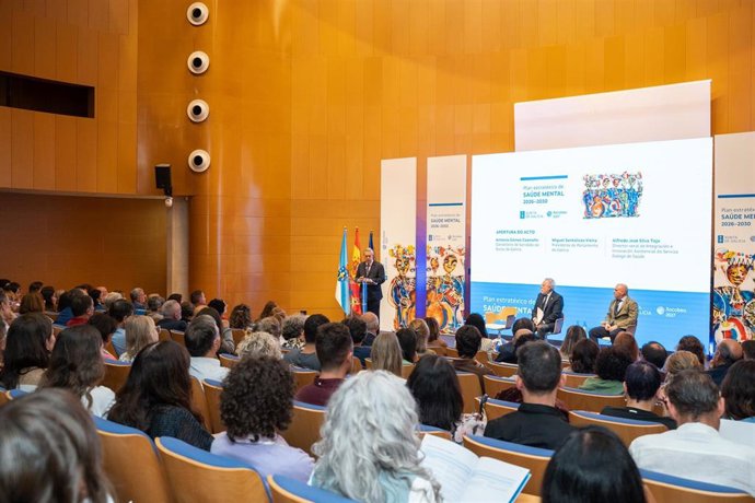 El conselleiro de Sanidade, Antonio Gómez Caamaño, junto al presidente del Parlamento, Miguel Santalices, presenta el plan de salud mental 2026-2030 a profesionales