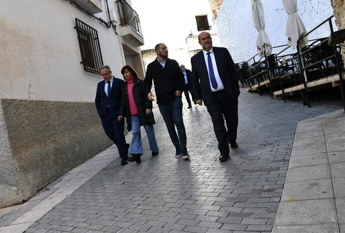 El vicepresidente primero de la Junta, José Luis Martínez Guijarro, en una visita a Letur.