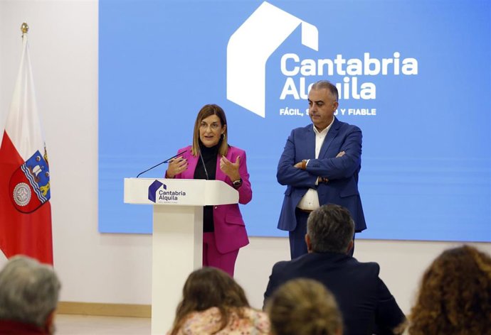 La presidenta de Cantabria, María José Sáenz de Buruaga, presenta, en rueda de prensa, 'Cantabria Alquila'.  Junto al consejero de Fomento y Vivienda, Roberto Media