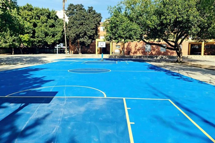 Pistas deportivas revovadas del Colegio Picasso tras la compensación por las obras del Metro de Málaga