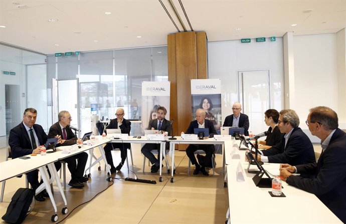 El consejero de Industria, Empleo, Innovación y Comercio, Eduardo Arasti, asiste al Consejo de Administración de Iberaval.