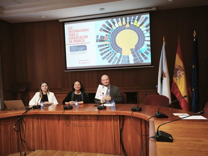 La presidenta de EAPN Galicia, Ana Pardo; el director de la misma, Xosé Cuns, y la autora del informe, Nerea Rivero, a 16 de octubre de 2026.