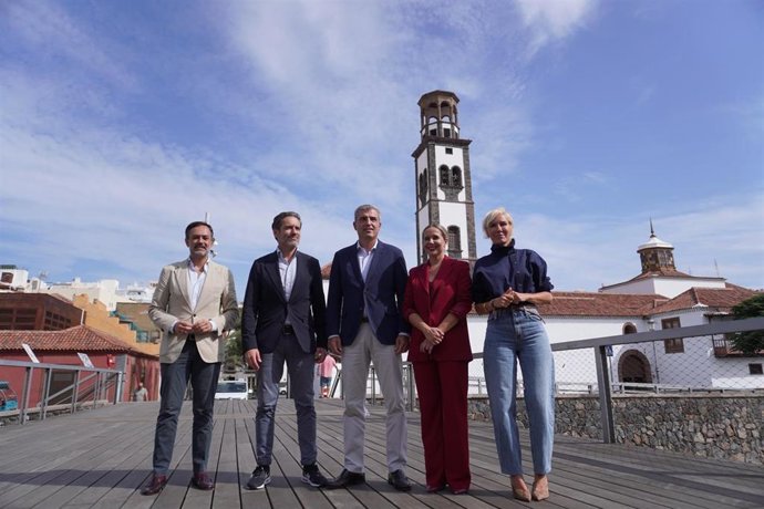 El presidente del PP, Manuel Domínguez, acompaña al portavoz nacional Borja Sémper en su agenda de trabajo en la isla