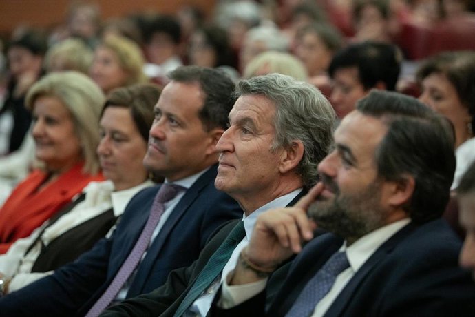 El presidente del PP, Alberto Núñez Feijóo, sentado entre el alcalde de Toledo, Carlos Velázquez, y el presidente regional del partido, Paco Núñez.