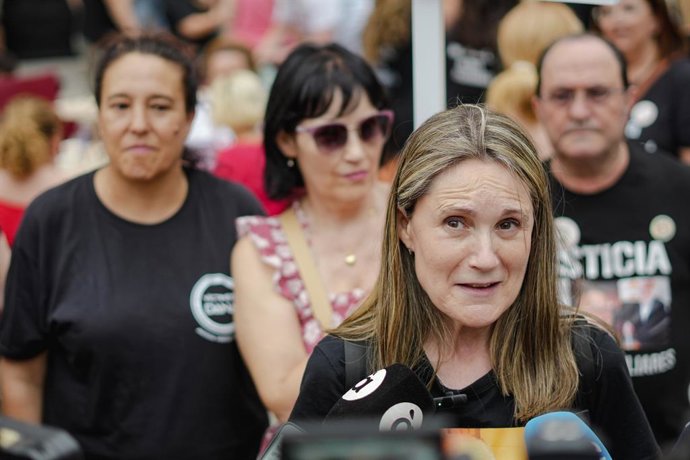 Archivo - Arxive - La representant de l'Associació de Víctimes de la DANA, Rosa Álvarez, atén als mitjans