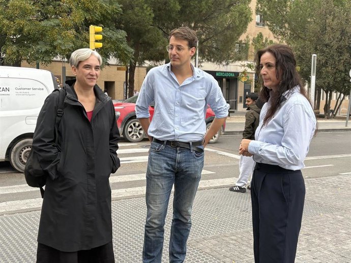 La candidata del Frente Amplio a la Presidencia del Gobierno de España, Ada Colau; el presidente de CHA, Jorge Pueyo; y la coordinadora general de IU Aragón, Marta Abengochea.