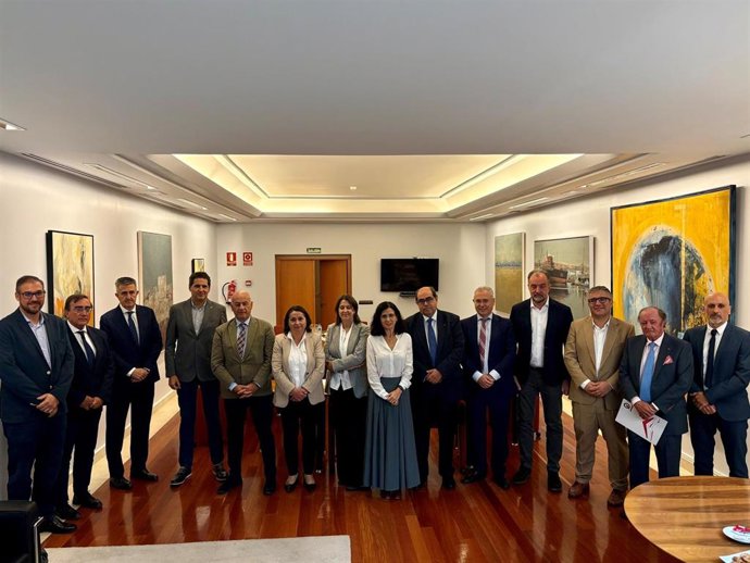 La consejera junto a los organizadores y participantes en la jornada sonre el Puerto Seco de Salamanca.
